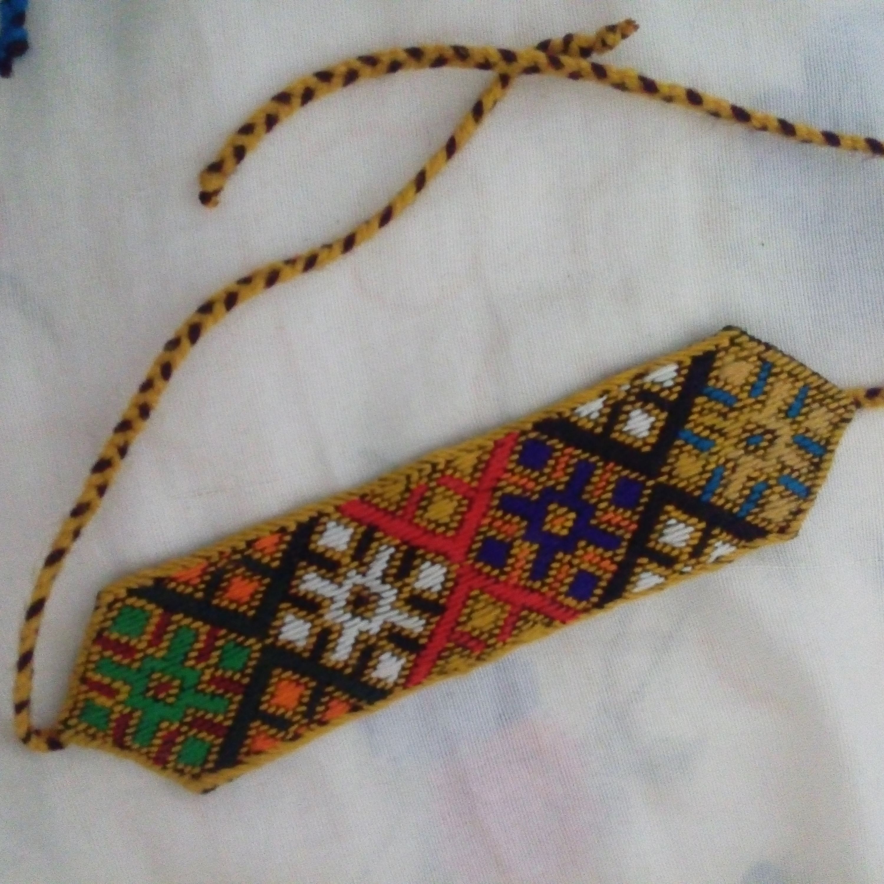 دستبند گلدوزی شده