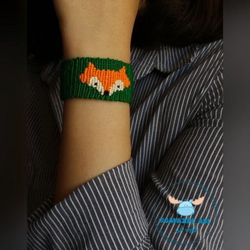 دستبند دستبافت طرح روباه (پس زمینه سبز) محصول کاملا دستساز تیم گوزن آبی