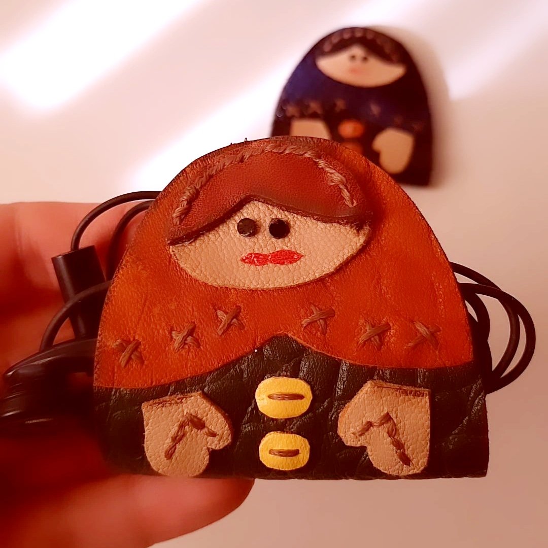 هولدر هندزفری چرم طبیعی ، طرح خاتون بسیار شیک و زنانه