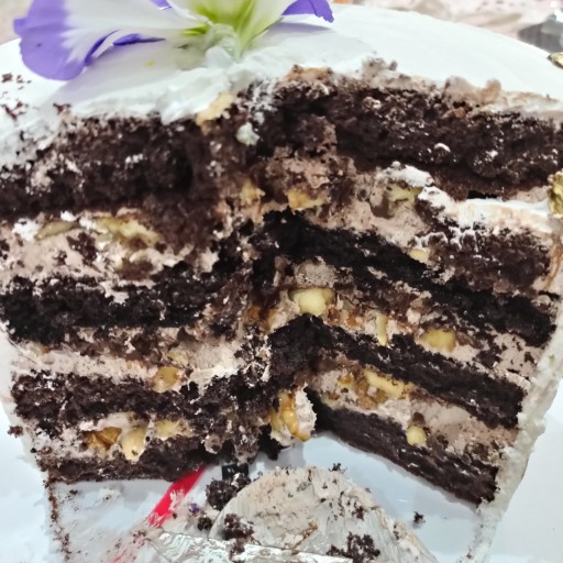 کیک خامه ای با اسفنج شکلاتی