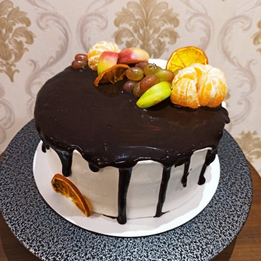 کیک خامه ای با دیزاین گاناش و میوه طبیعی