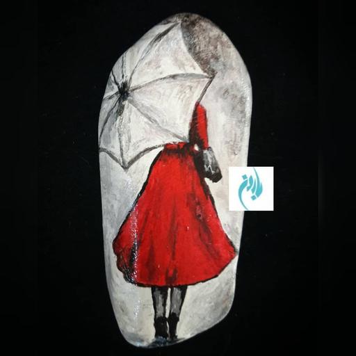 نقاشی روی سنگ طرح دختر و باران
