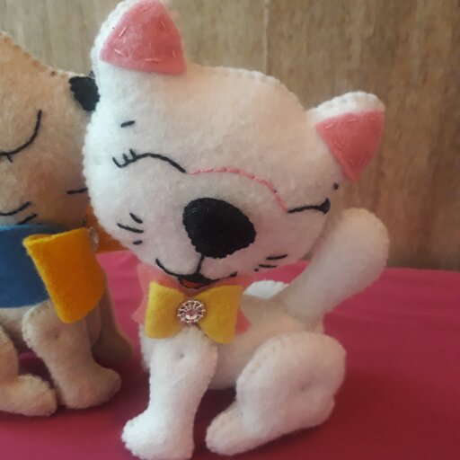 عروسک های نمدی گربه های ملوس و عاشق دوخته شده بانمدو پرشده باالیاف