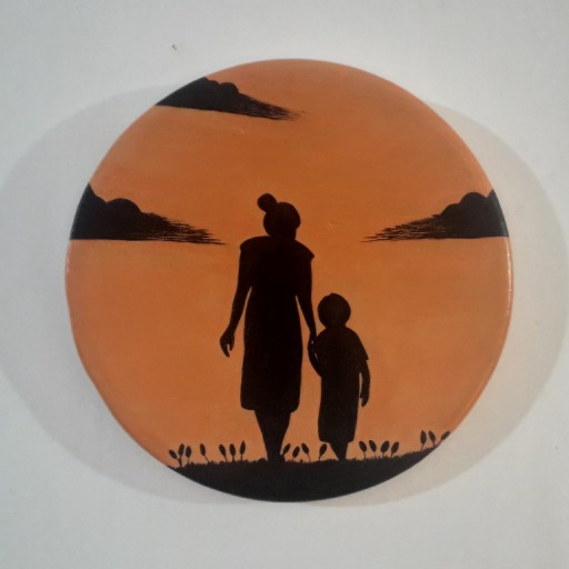 بشقاب دکوری تزیینی دیوارکوب سفالی غروب آفتاب مادر و کودک (قطر 15 سانت) رنگ اکریلیک نارنجی
