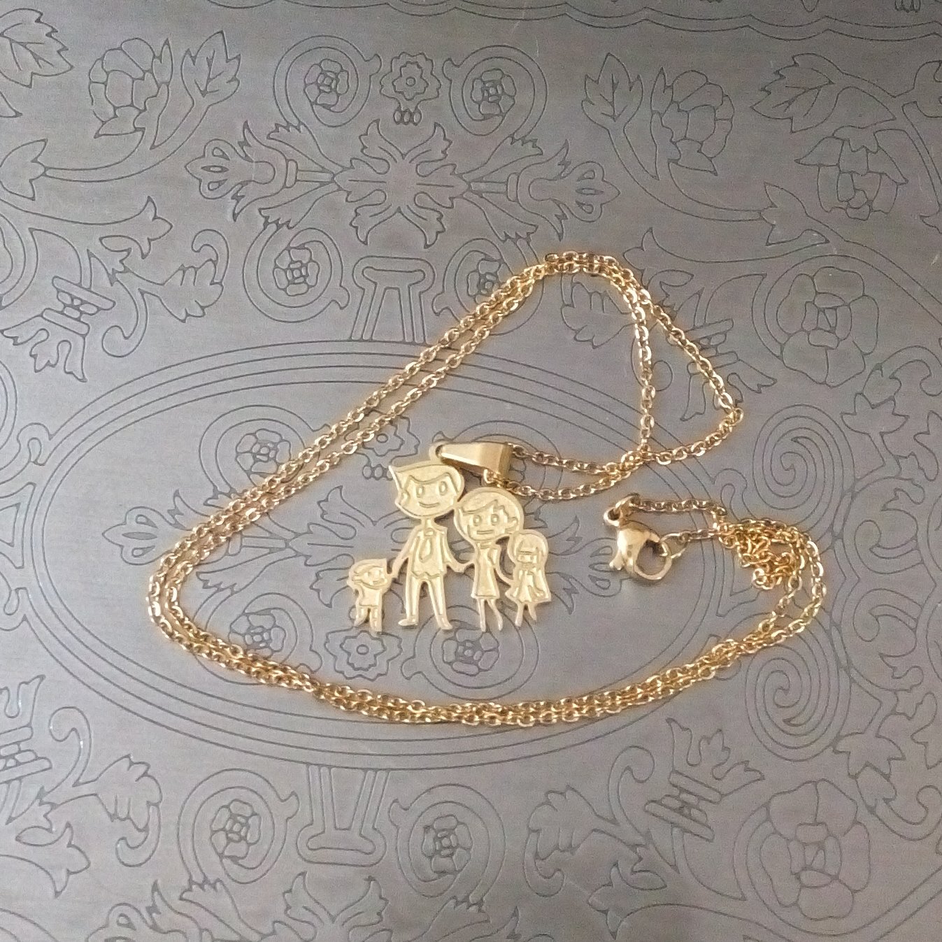 گردنبند خانواده شاد