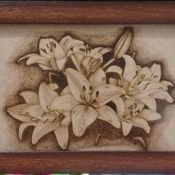 تابلوی چوبی سوخته نگاری شده طرح  گل های لیلیوم زیبا