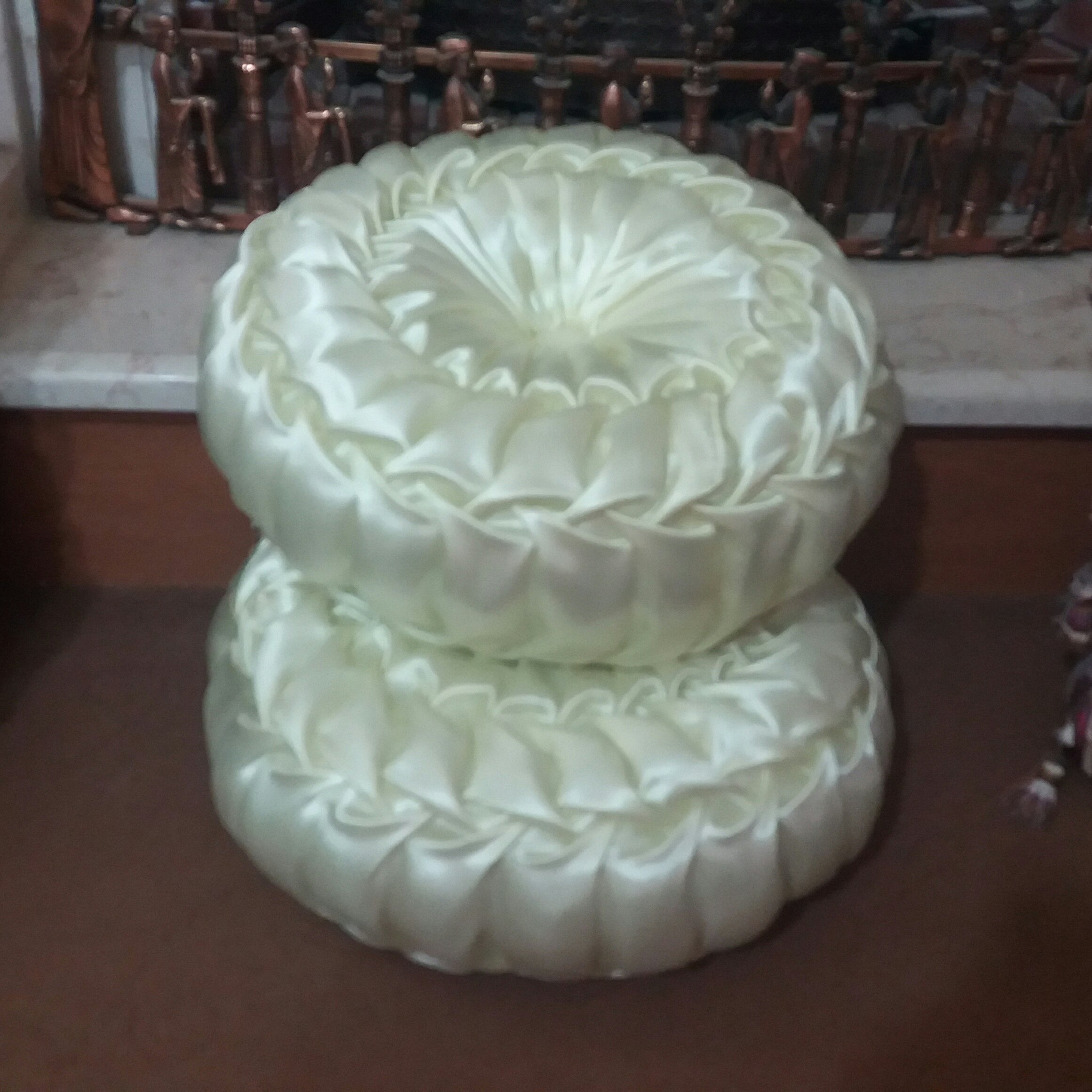 کوسن گردکریت دوزی روی پارچه