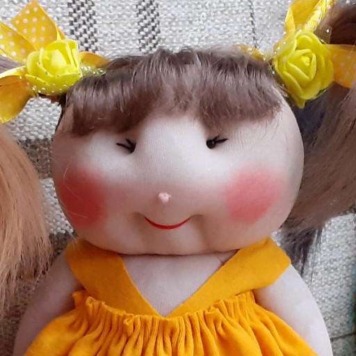 عروسک دست دوز دخترکوچولو لباس زرد