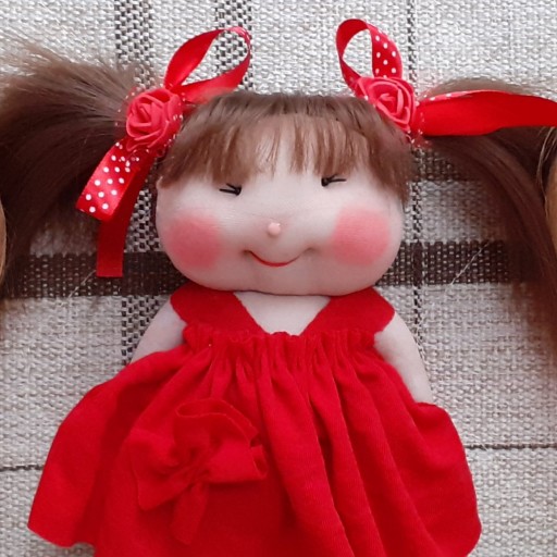 عروسک دست دوز لباس قرمز مو خرمایی