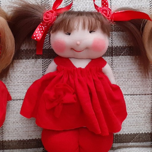 عروسک دست دوز لباس قرمز مو خرمایی