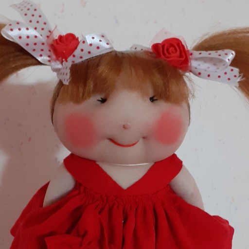 عروسک دست دوز لباس قرمزی