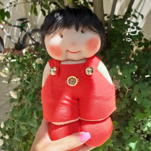 عروسک دست دوز پسر لباس قرمز