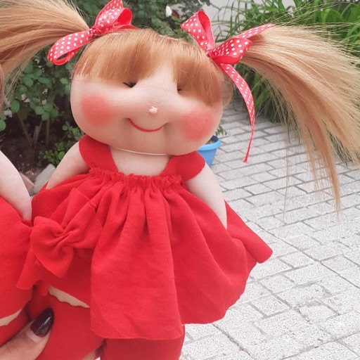 عروسک دست دوز دختر لباس قرمز با موی بور