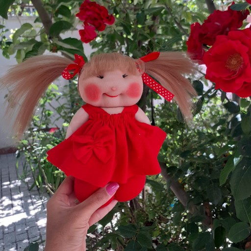 عروسک دست دوز لباس قرمز موکاهی