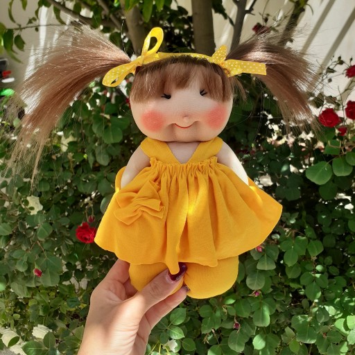 عروسک دست دوز لباس زرد مو خرمایی