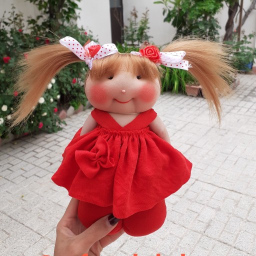 عروسک دست دوز لباس قرمزی