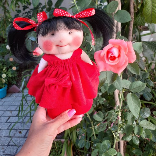 عروسک دست دوز دختر کوچولو لباس قرمز با موی مشکی
