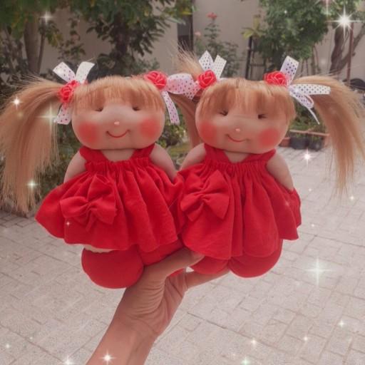 عروسک دست دوز دوقلوهای لباس قرمز با موی بور