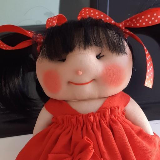 عروسک دست دوز دختر کوچولو لباس قرمز با موی مشکی
