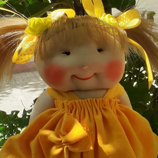 عروسک دست دوز دختر لباس زرد موی بوربا گل سر