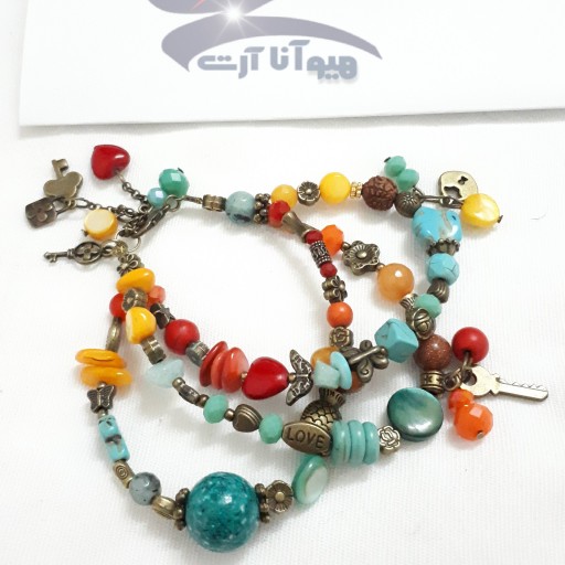 دستبند رنگارنگ ساخته شده با انواع سنگهای عقیق صدف مرجان و دلربا