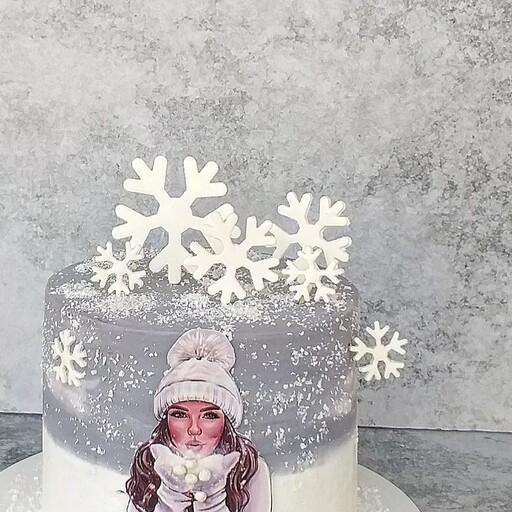 کیک تولد خانگی با تم زمستانی دخترونه زیبا فوندانت  برف و چاپ وزن 1500 کیلوگرم ( فیلینگ نوتلا و موز و گردو)