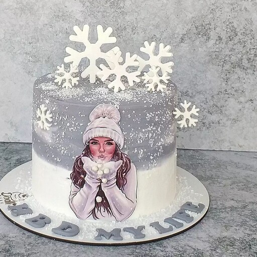 کیک تولد خانگی با تم زمستانی دخترونه زیبا فوندانت  برف و چاپ وزن 1500 کیلوگرم ( فیلینگ نوتلا و موز و گردو)