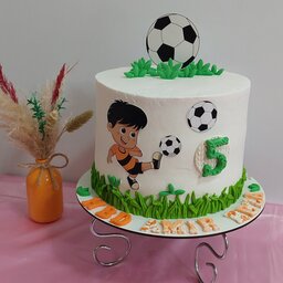 کیک تولد خانگی با تم فوتبالی با فوندانت سبزه  وزن 2 کیلوگرم ( فیلینگ نوتلا و موز و گردو)
