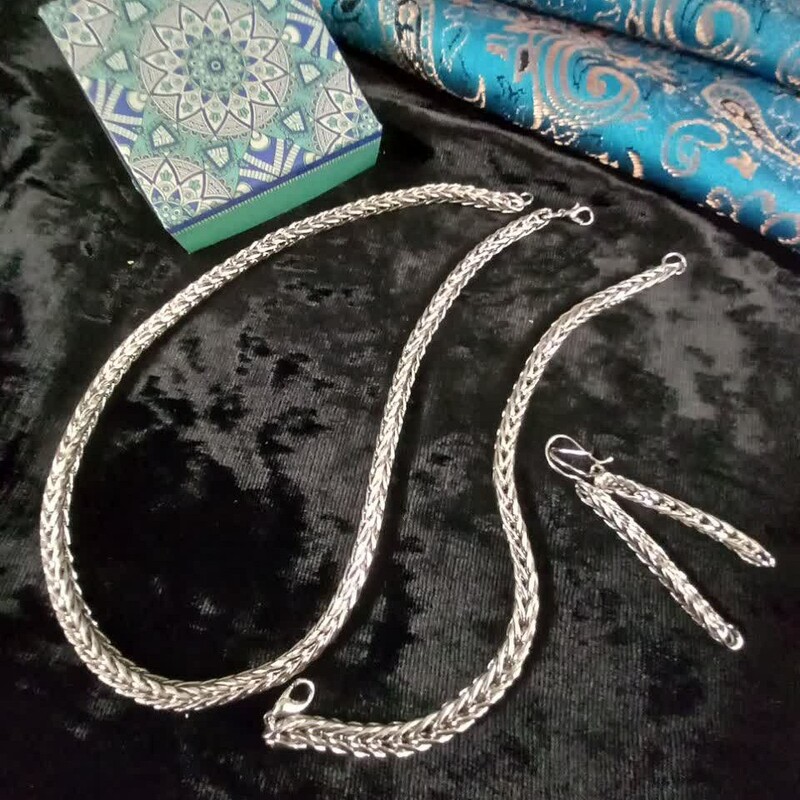 سرویس  زنانه مدل طنابی با بافت چهارگوش شامل گردنبندو دستبند و گوشواره با ابکاری سفید مشابه طلا 