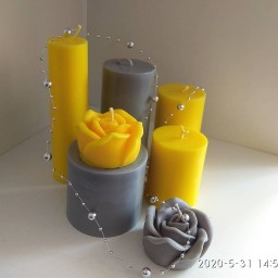 ست شمع 7 تکه رنگ طوسی و زرد شامل شمع استوانه و گل رز قابل سفارش در رنگهای مختلف 