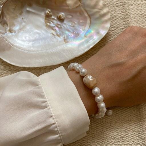 دستبند مروارید سفید پرورشی با صدف طبیعی و قفل گره ای از برند الماسین آذر
