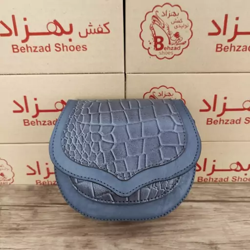 کیف دوشی تمام چرم طبیعی گاوی درجه یک  زنانه دخترانه یک طرفه رنگ طوسی تک زیپ دست دوز بند دوشی چرمی قابل تنظیم سبک