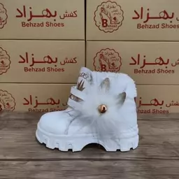 پوتین خز دار بچه گانه دخترانه سایز 25 تا 30 رنگ سفید زیره پیو لژ سه و نیم سانتی بند چسبی داخل کفش خز دار رویه چرم صنعتی