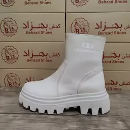 پوتین balenciaga زنانه دخترانه بغل زیپ سایز 37 تا 40 رنگ کرم لژ پنج و نیم سانتی رویه چرم مصنوعی