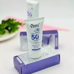 کرم ضد آفتاب رنگی وی دی Vday بژ روشن SPF50 حاوی ترکیبات معدنی گیاهی و مفید برای پوست رنگ بژ روشن و مناسب برای پوست های