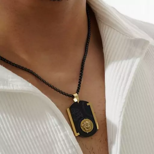 گردنبند و پلاک آویز استیل طرح ورساچ Versace پس زمینه مشکی رنگ ثابت کد mp