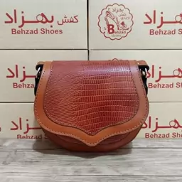 کیف دوشی تمام چرم طبیعی گاوی درجه یک  زنانه دخترانه یک طرفه رنگ عسلی تک زیپ دست دوز بند دوشی چرمی قابل تنظیم سبک  