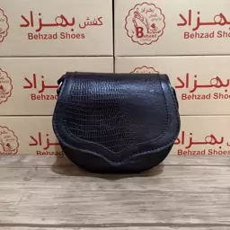 کیف دوشی تمام چرم طبیعی گاوی درجه یک  زنانه دخترانه یک طرفه رنگ مشکی تک زیپ دست دوز بند دوشی چرمی قابل تنظیم سبک 