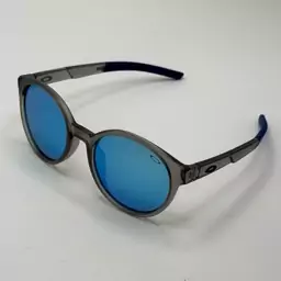 عینک اوکلی گرد پلاریزه سبک OAKLEY آمریکایی فریم طوسی عدسی آبی کد WG83110