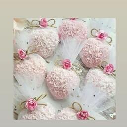 گیفت عروسی طرح قلب گل برجسته ی  رز در رنگ دلخواه شما. ساخته شده با پودرسنگ مصنوعی