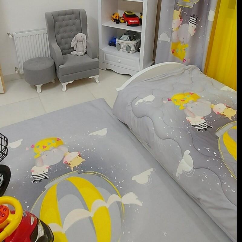 ست روتختی چاپی سیسمونی و پرده چاپی ، روفرشی  مخصوص اتاق نوزادان با طرح فیل و رنگ خاکستری و زرد مطابق سلیقه مشتری 