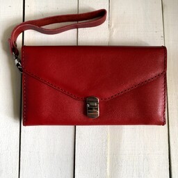 کیف چرم دستی قرمز(یلدا)  مناسب برای خانم ها و دختر خانم های شیک پسند. تهیه شده از چرم مرغوب و یراق  با کیفیت بالا.