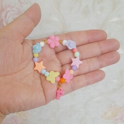 دستبند دخترونه  شیک و زیبا با مهره های پاستیلی رنگی رنگی گل و پروانه و میکی موس  مروارید سفید همراه با آویز حروف انگلیسی