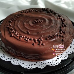 کیک موکا با گاناش  شکلاتی1.100کیلوگرم(کیک کامل یا 8 برش در اسلایس باکس)(با احترام هزینه ارسال با مشتری میباشد)
