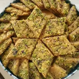 سوهان مخصوص 500 گرمی  روغن حیوانی  همراه تکه های مغز  پسته وپودر پسته بیشتر 