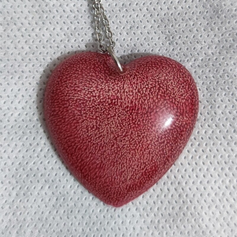 گردنبند قلب قرمز رزینی با طرح میکروبی و زنجیر استیل نقره ای رنگ