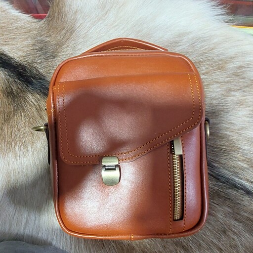 کیف دوشی اسپرت بسیار شیک ساخته شده از چرم طبیعی گاو 