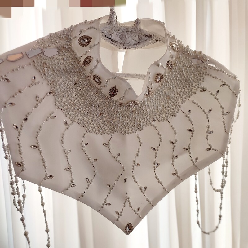 یقه حجاب پرکار و فوق العاده زیبای مروارید دوزی شده به همراه  سنگهای  اصل