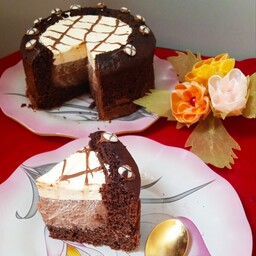 کیک شوکو کارامل کیک کافی شاپی عاالی و کرمی دلچسب از نوع کیک های کافی شاپی و ترکیب سه رنگ کنار هم چشم نواز 