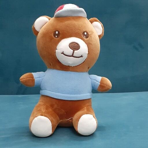 عروسک خرس قهوه ای لباس به تن و کلاه دار 2 رنگ مختلف